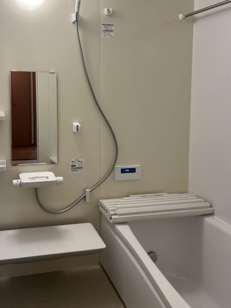 福岡市中央区でお風呂のリフォームをした施工後の画像。新しいお風呂はTOTOのサザナNタイプ（１２１６サイズ）です。浴室暖房器も付けて、ヒートショック予防もできるようになりました。