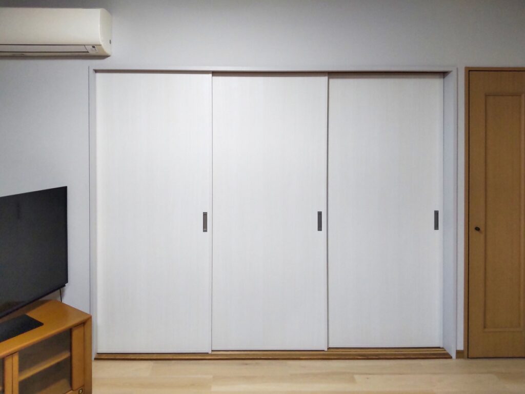 福岡県春日市で和室とリビングを仕切る３枚引き戸を、Panasonicのフスマートに交換した施工事例の画像です。白い木目調で、とても軽い素材です。汚れを拭き取りやすくおしゃれなのでおすすめです。