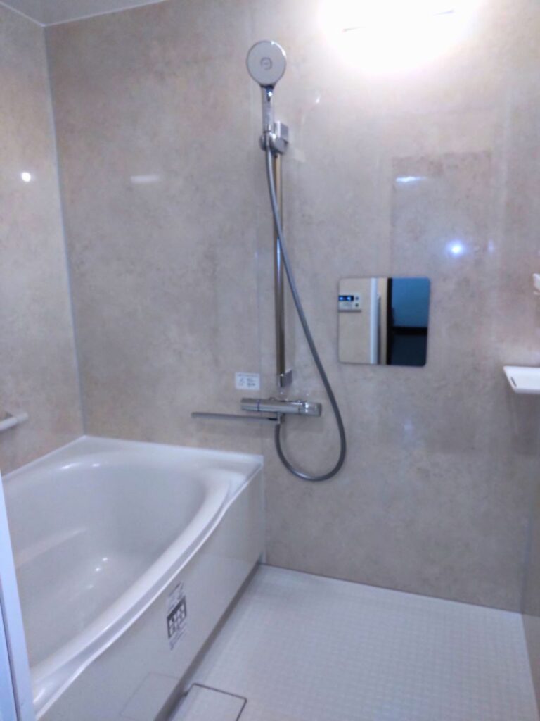 福岡県大野城市でLIXILのリノビオFタイプにお風呂リフォームをした施工後の画像。 壁の色はマーフィルベージュの優しい色合いのアクセントパネルです。