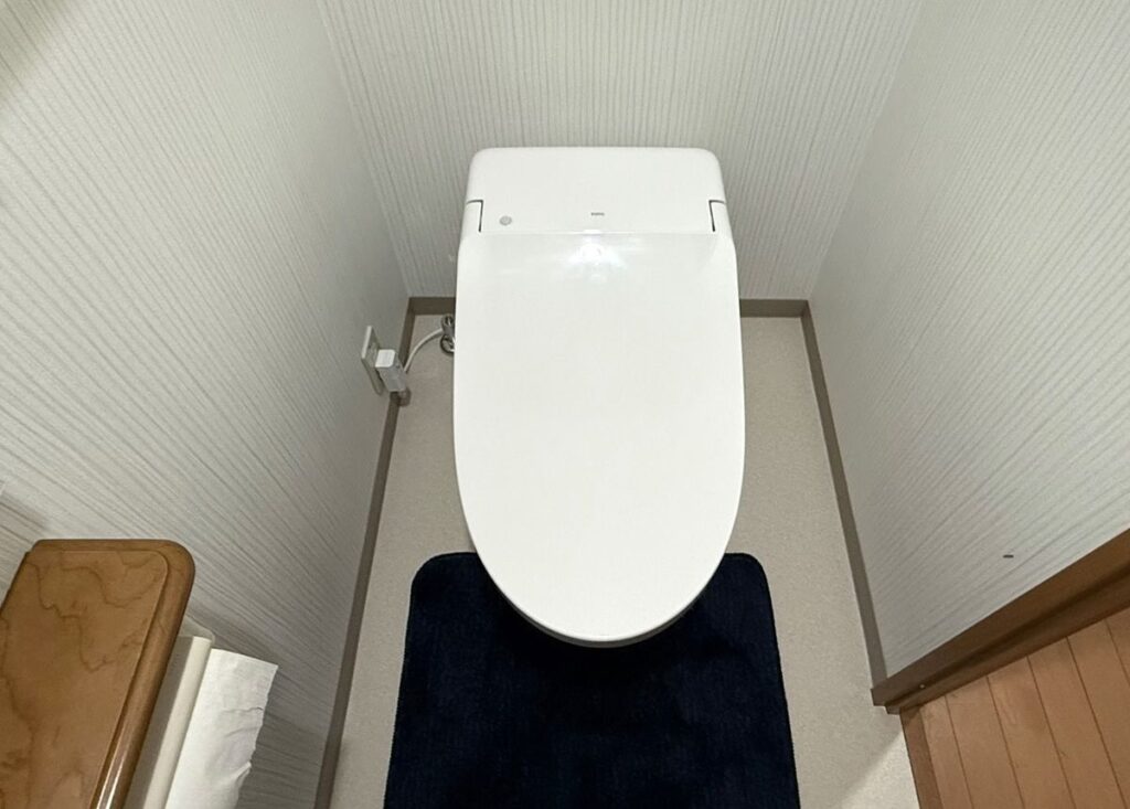 福岡県春日市で、水漏れと蓋が閉まらなくなった故障したトイレを、TOTOのGGAに交換した施工後の画像。GGAはウォシュレットのお湯を瞬間式で温めるので、仕様途中でお湯切れする心配がない人気のトイレです。