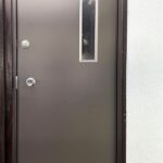 福岡市中央区で勝手口のドアをガラス面が少なく、鍵ロックが２箇所ついている玄関ドアに変更した施工後の画像です。