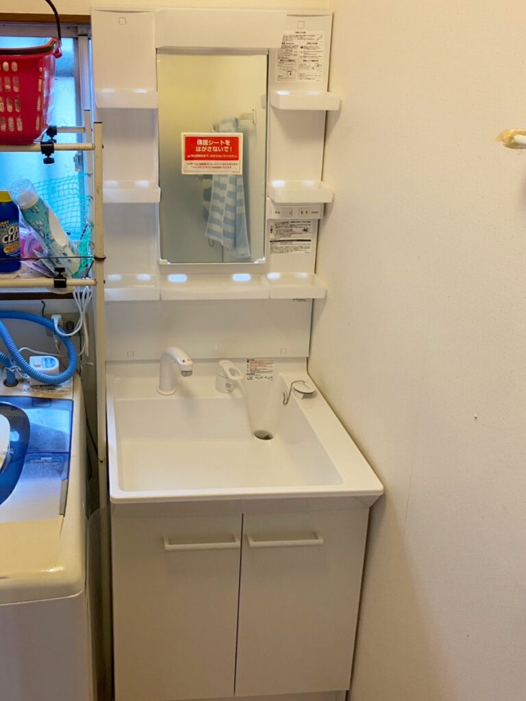 福岡市南区で水漏れした洗面化粧台を交換した施工後の画像