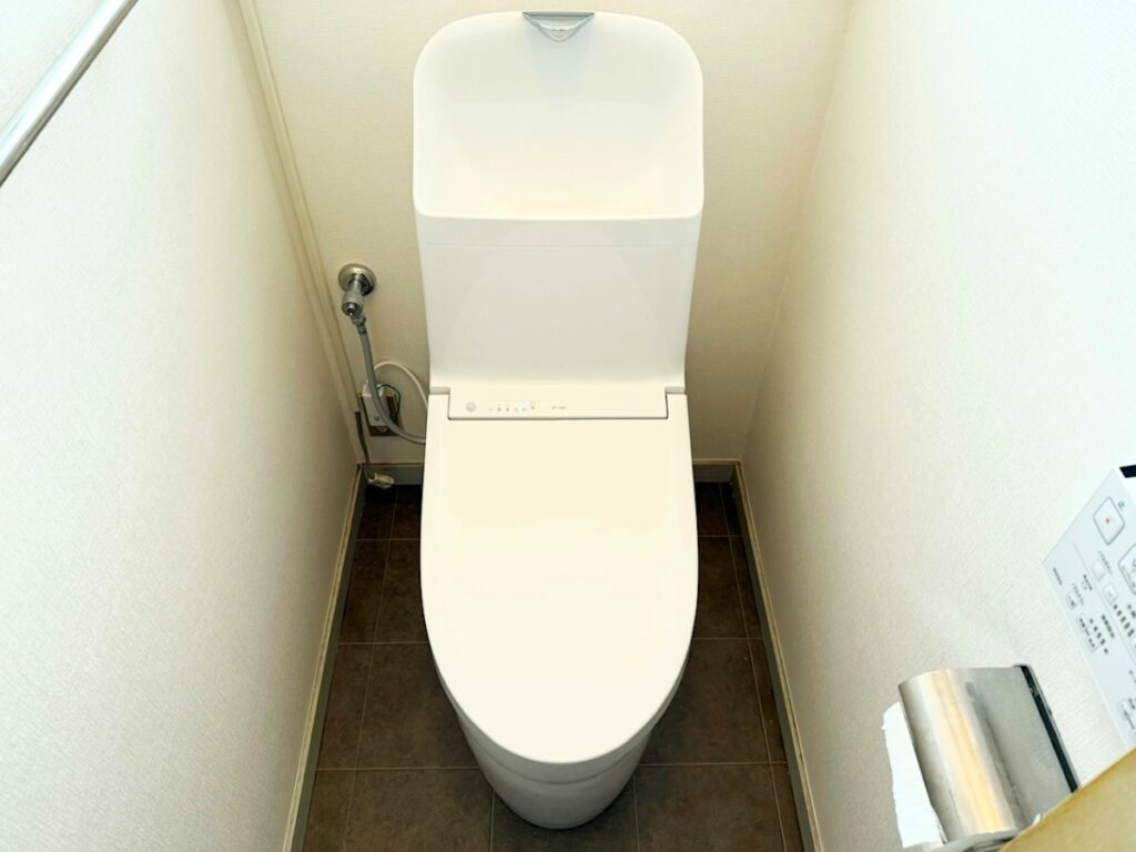 福岡で水漏れトイレで困っていたお客様のトイレを迅速に交換したトイレ交換事例。