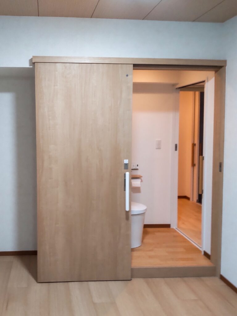 出入口が２箇所あるトイレ。介護しやすいです。