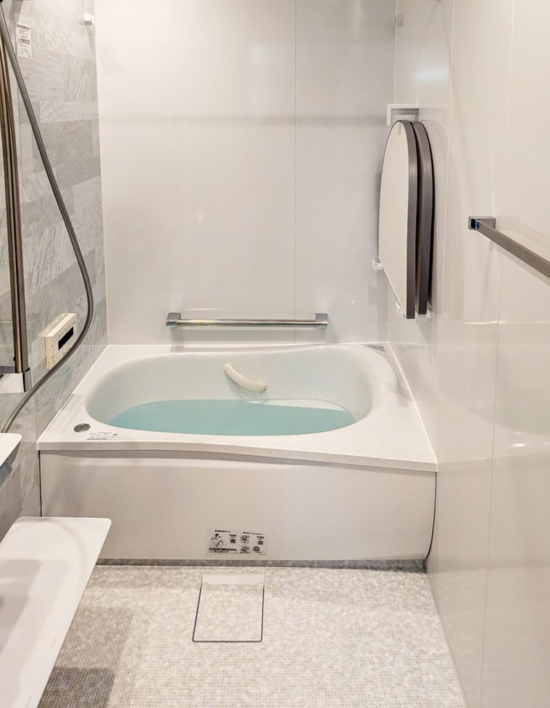 TOTO サザナ 1220サイズ Pタイプの画像。 大きな窓を塞いで、断熱性の高いユニットバスになりました。 お風呂に窓がないほうが、断熱性があがり、結露防止になります。防犯性もあがります。