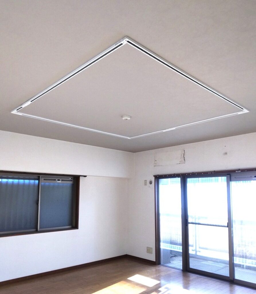 福岡市博多区で安いと言っていただけた内装リフォーム。リビングダイニングの上に四角（ロの字）型のダクトレールを設置したて、好きな場所に好きなだけ照明やおしゃれなインテリアを吊るしたりできるようになりました。