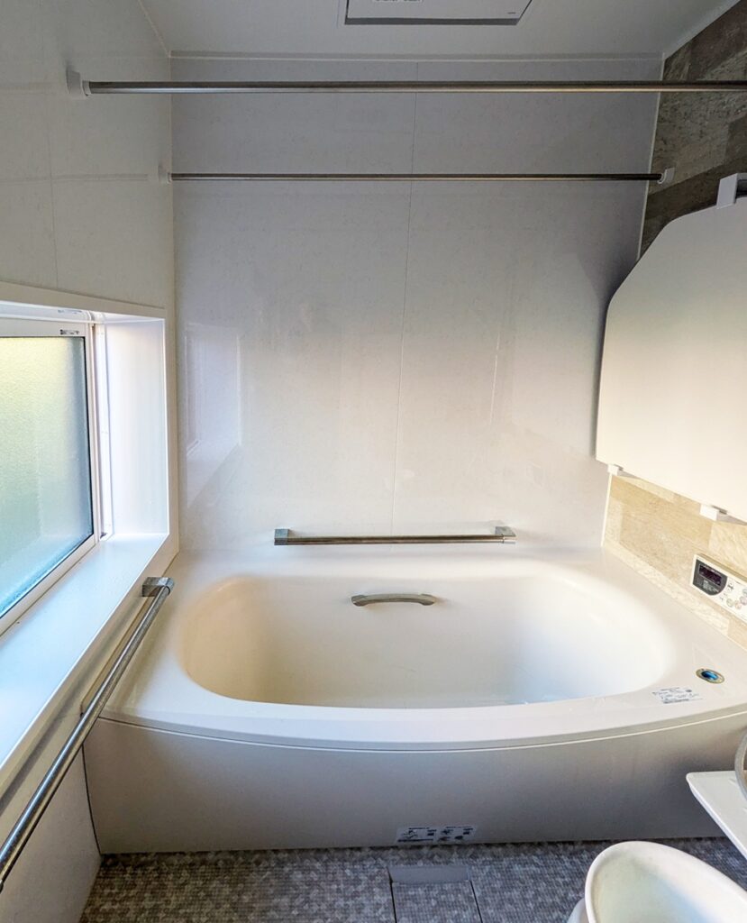 福岡県太宰府市でＴＯＴＯのTHシリーズＳタイプのサザナのユニットバスと窓を内窓に交換した施工後の画像