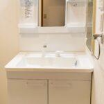 福岡市南区で洗面化粧台を交換した施工後の画像。新しい洗面化粧台は、TOTO Vシリーズ750mmです。