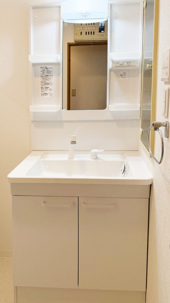 福岡市南区で洗面化粧台を交換した施工後の画像。新しい洗面化粧台は、TOTO Vシリーズ750mmです。