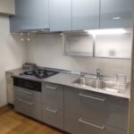 福岡市中央区でTOTOのミッテ（２グループ）にキッチンを交換したリフォーム後の画像。アイキャッチウォールや昇降式吊り戸を設置して使いやすくなっています。