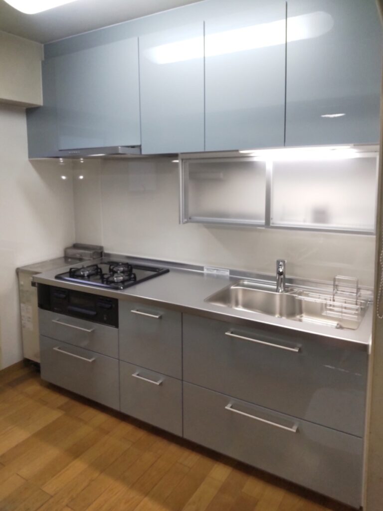 福岡市中央区でTOTOのミッテ（２グループ）にキッチンを交換したリフォーム後の画像。アイキャッチウォールや昇降式吊り戸を設置して使いやすくなっています。