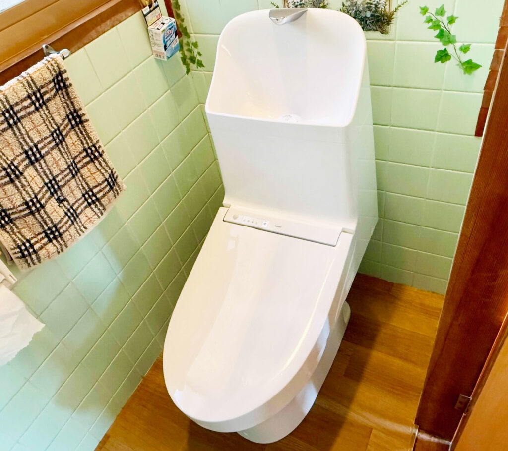 福岡県粕屋郡で古くなったトイレを交換リフォーム。新しいトイレはTOTOのZRというトイレで、手洗い場が深ひろボウルなので、大人から小さいこまえ手を洗いやすい設計になっています。