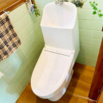 福岡県粕屋郡で古くなったトイレを交換リフォーム。新しいトイレはTOTOのZRというトイレで、手洗い場が深ひろボウルなので、大人から小さいこまえ手を洗いやすい設計になっています。