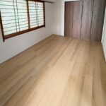 福岡市南区で和室を洋室にリフォームした施工後の画像です。畳を撤去してフロアタイルを貼りました。押入れもウォルナット調のクローゼットに交換したので、洋服を収納できるようになりました。