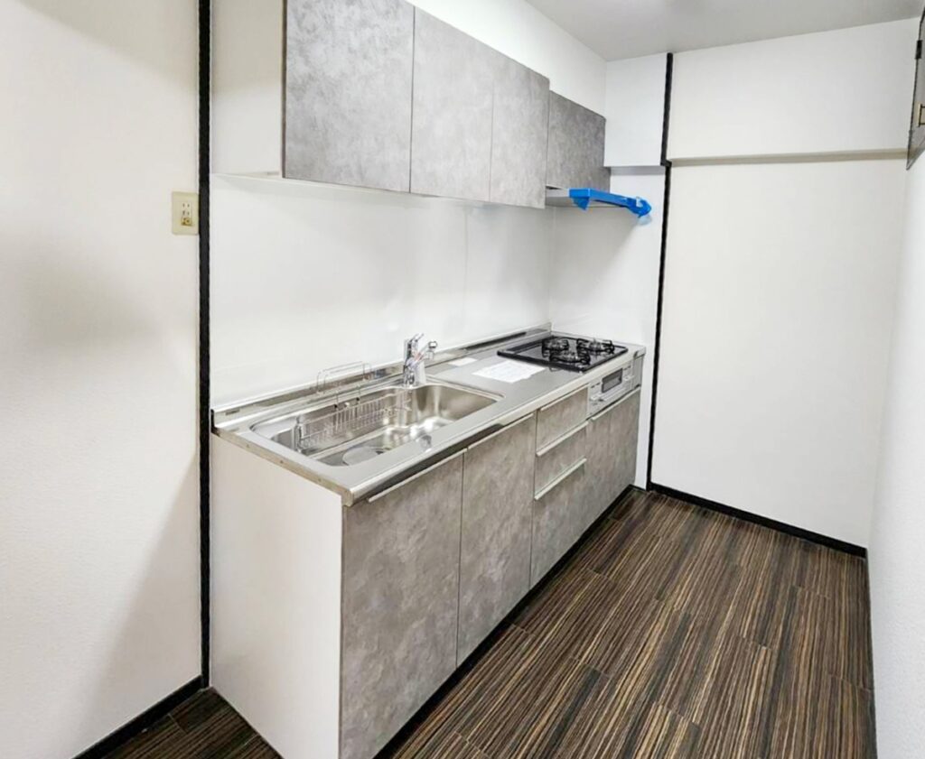 福岡市博多区でキッチンをリフォームした施工後の画像。新しいキッチンはLIXILのシエラSのグレージュスタッコ柄です。スタッコとは、スタッコは、セメント、石灰、砂、水などを混ぜて作られた左官材で、表面に独特の凹凸感・質感が出るのが特徴です。