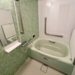 福岡市南区でLIXILリノビオEタイプに浴室リフォームした施工後の画像。壁パネルはリーフグリーン、浴槽とエプロンはグリーンで爽やかな癒される浴室になりました。