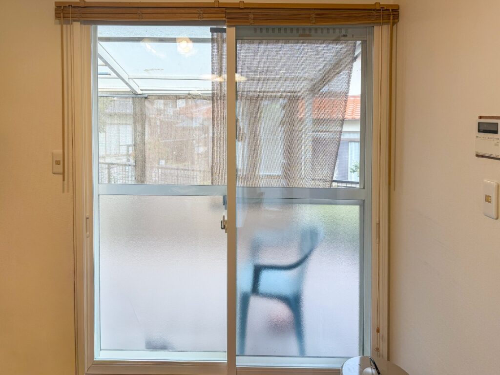 福岡県で２０２６年窓補助金を使って内窓を設置した施工後の画像。内窓はYKKapのプラマードUです。白い窓枠がお部屋のインテリアとも合っています。