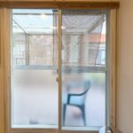 福岡県で２０２６年窓補助金を使って内窓を設置した施工後の画像。内窓はYKKapのプラマードUです。白い窓枠がお部屋のインテリアとも合っています。