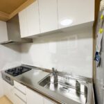 福岡市南区で水漏れしたキッチンを取り換えした施工後の画像。新しいキッチンはLIXILシエラのペールホワイトです。