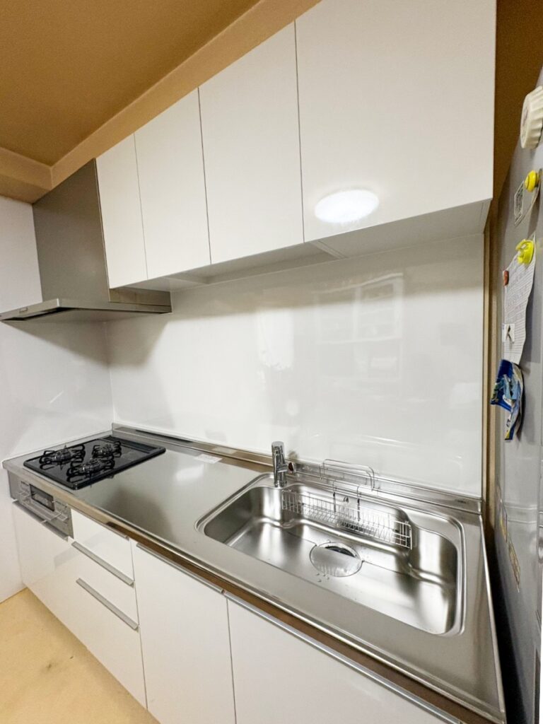 福岡市南区で水漏れしたキッチンを取り換えした施工後の画像。新しいキッチンはLIXILシエラのペールホワイトです。