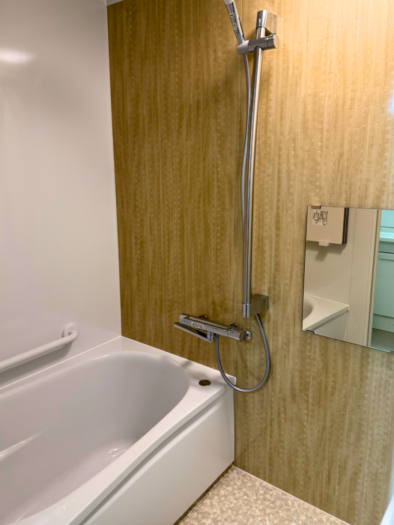 福岡市南区で浴室リフォームした施工後の画像。 新しい浴室はTOTOリモデルバスルームの木目調の浴室です。