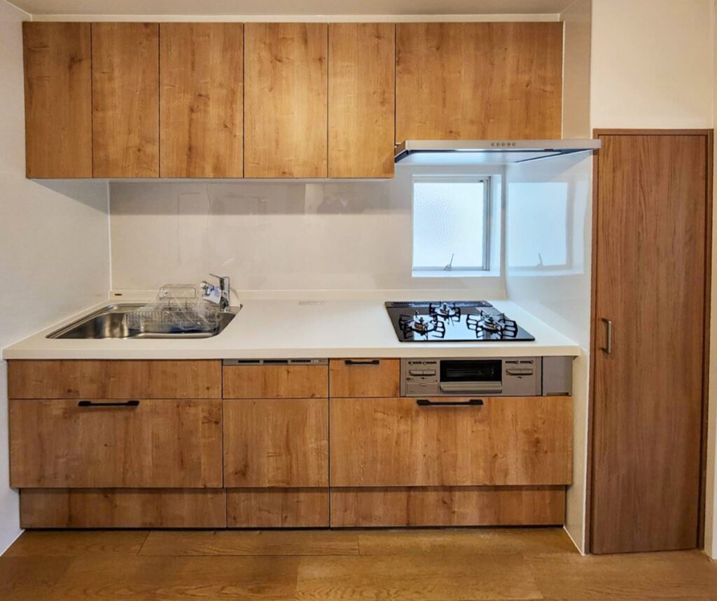 キッチンをリフォームした施工後の画像。新しいキッチンはLIXILノクトのI型のキッチンです。